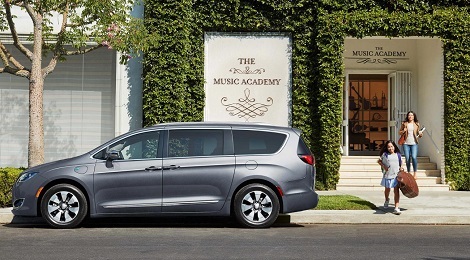 2018 Chrysler Pacifica Hybrid Premium ELECTRIC + GAS = ONE SMART MINIVAN