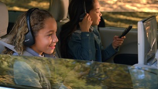 2018 Chrysler Pacifica Hybrid Premium EXCITEMENT FOR THE KIDS