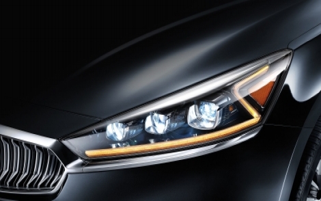 2018 Kia Cadenza STRIKING HEADLIGHTS