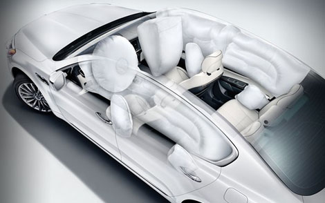 2018 Kia K900 FULL-LENGTH AIRBAGS