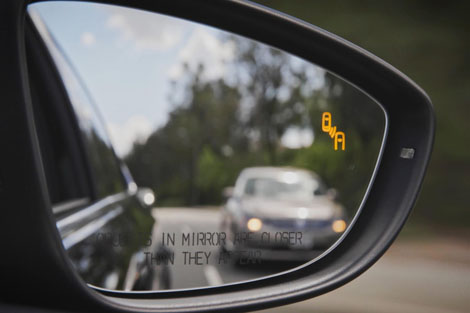 2018 Volkswagen Passat Blind Spot Monitor