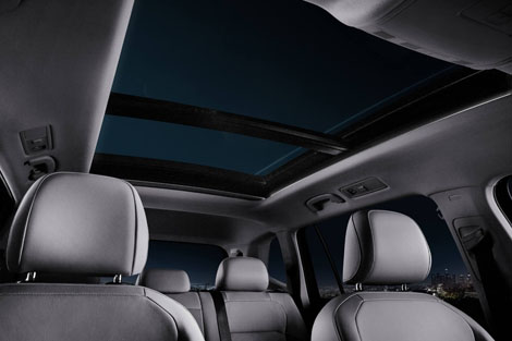 2018 Volkswagen Tiguan Panoramic Sunroof With Ambient Lighting